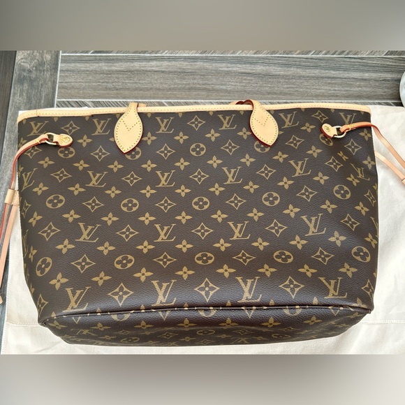 Neverfull MM in Monogram Beige Interior - Picture 15 of 16